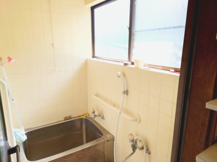 売中古戸建　静岡市駿河区西島の浴室|大きな窓があるので、浴室内の湿気を効率的に排出でき、カビの発生を抑制できそうですね。