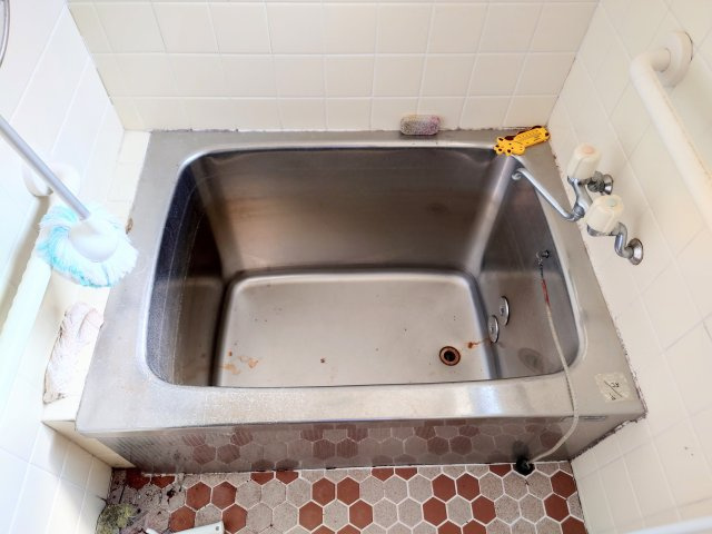 売中古戸建　静岡市駿河区西島の浴室|レトロモダンなタイルの浴室。