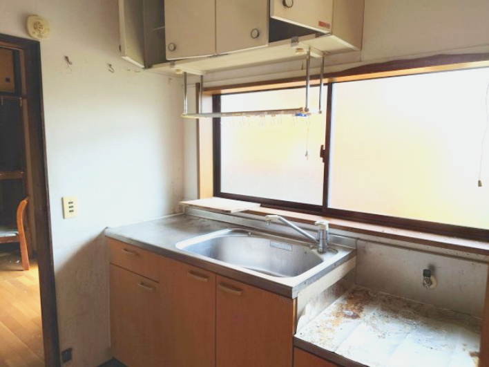 売中古戸建　静岡市駿河区西島のキッチン|自然光が入ることでキッチンが明るくなり、食材も色鮮やかに見え、お料理をするのが楽しくなりそうですね。