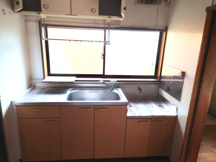 売中古戸建　静岡市駿河区西島のキッチン|吊戸棚とシンク下に収納有。キッチンとランドリースペースの間に勝手口もあるので家事動線もスムーズ！