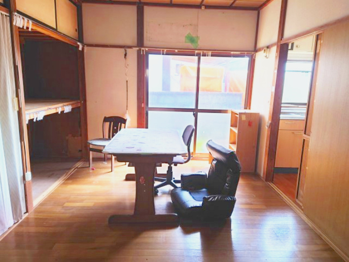 売中古戸建　静岡市駿河区西島の洋室|壁一面に収納があるので、スッキリとした空間で気持ちよく生活できそうですね。