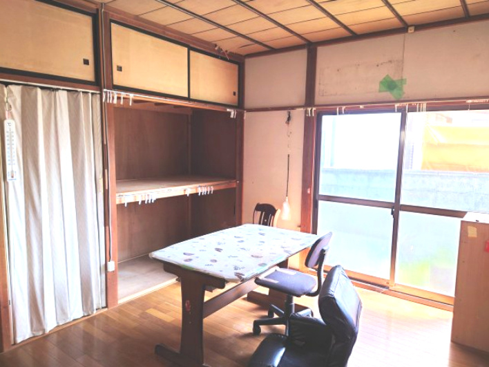 売中古戸建　静岡市駿河区西島の洋室|大きな窓からたくさんの光が入ります。収納もたぷっりございます。