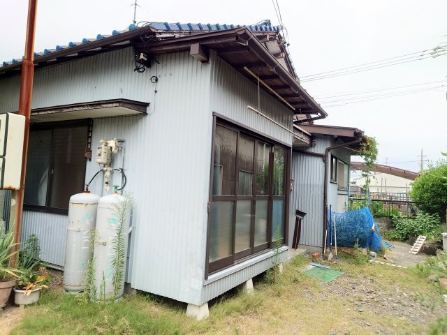 売中古戸建　静岡市駿河区西島の外観|窓も多くあり、陽当り良好・通風良好な物件。周辺交通量少なめで静かで落ち着いた生活環境が得られます！