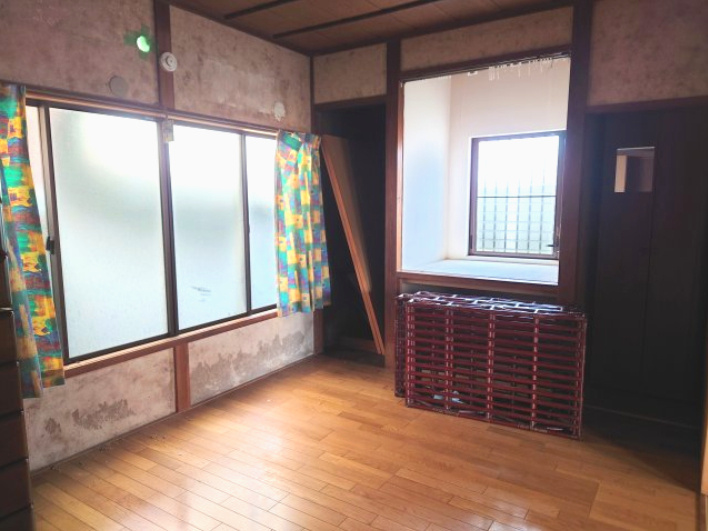 売中古戸建　静岡市駿河区西島の洋室|2面採光で通風良好・陽当り良好です。納戸にも続くお部屋です。