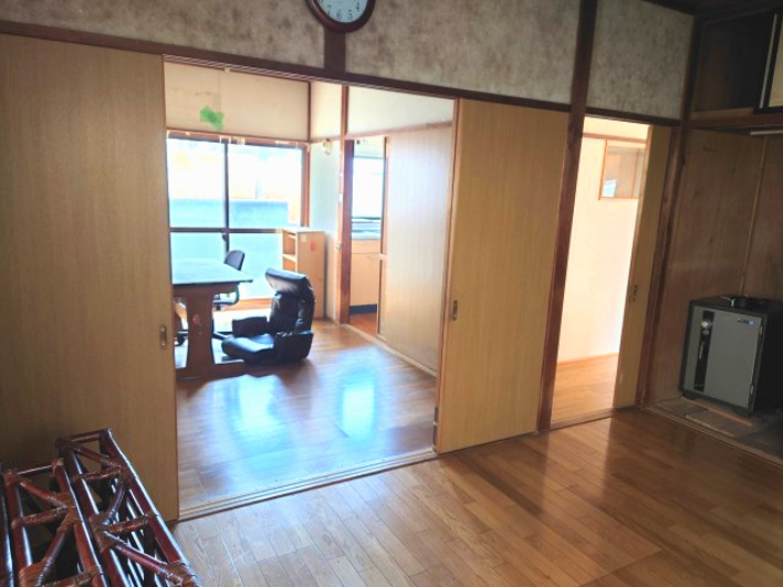 売中古戸建　静岡市駿河区西島の洋室|建具を開放すると広々とした空間が広がります。また、建具で仕切り多目的な活用も可能です。