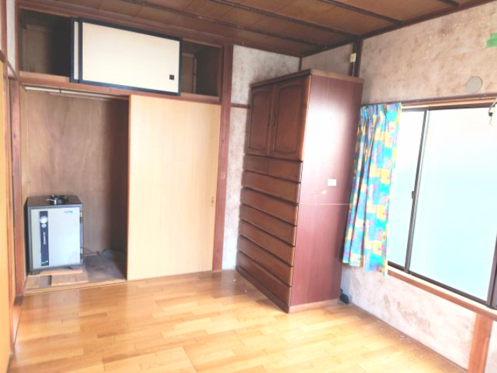 売中古戸建　静岡市駿河区西島の洋室|天袋があるので季節用品や普段使わない大きな物などを収納でき、居住空間を圧迫するのを防ぎます。