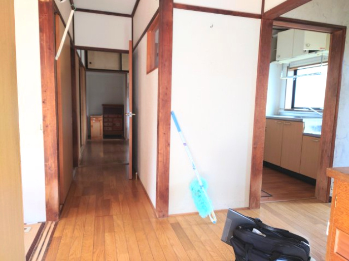 売中古戸建　静岡市駿河区西島の玄関|廊下があることでキッチンなどの共有スペースと、寝室や子供部屋などのプライベート空間を区切ることができ家族間の距離感を保ちやすくなります。﻿