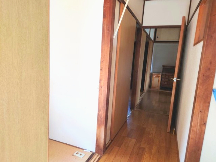 売中古戸建　静岡市駿河区西島のその他共用部分|玄関からの眺め。急なお客様が見えられても玄関から居室が見えないので安心！