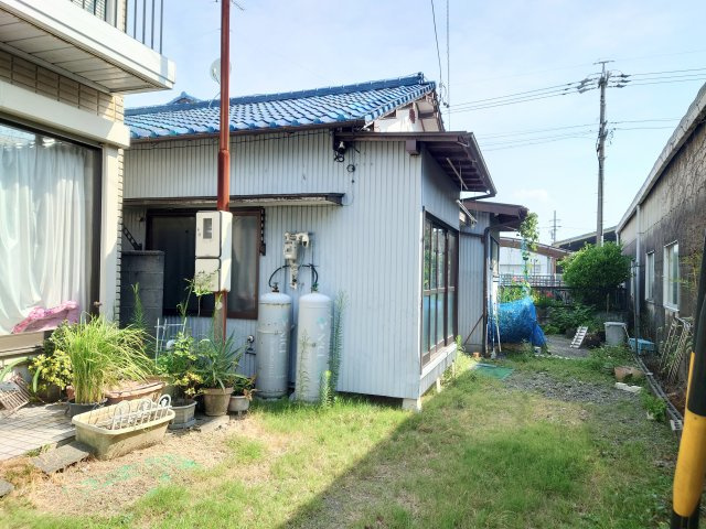 売中古戸建　静岡市駿河区西島の外観|玄関・和室・洗面所・浴室の外にお庭があるので風や光が入りやすく、快適に過ごしていただけるかと思います