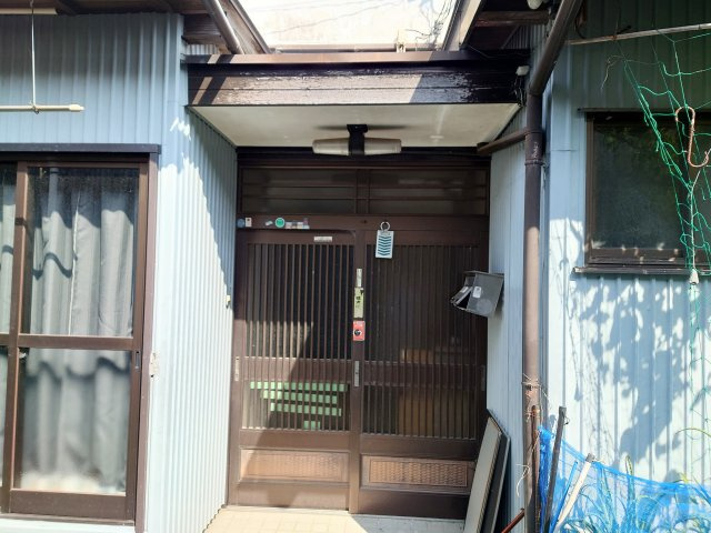 売中古戸建　静岡市駿河区西島の玄関|奥まった場所に玄関があるので、来客時でも家の中が見えにくくなりプライバシーを保護できます。﻿