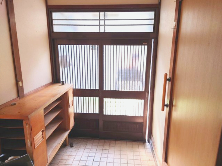 売中古戸建　静岡市駿河区西島の玄関|ノスタルジックな建具で趣のある玄関。