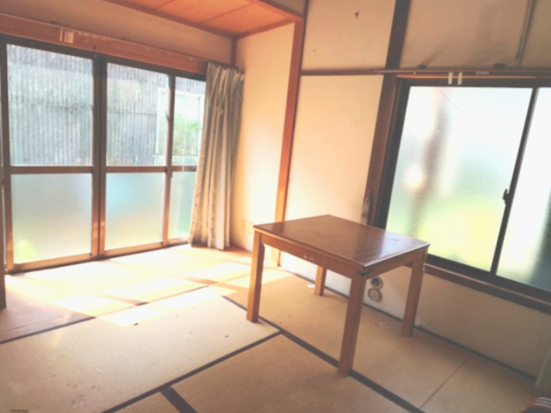 売中古戸建　静岡市駿河区西島の和室|窓側に板の間がございます。椅子やソファなどを置いてくつろぎの空間としてお使いいただくこともできます♪