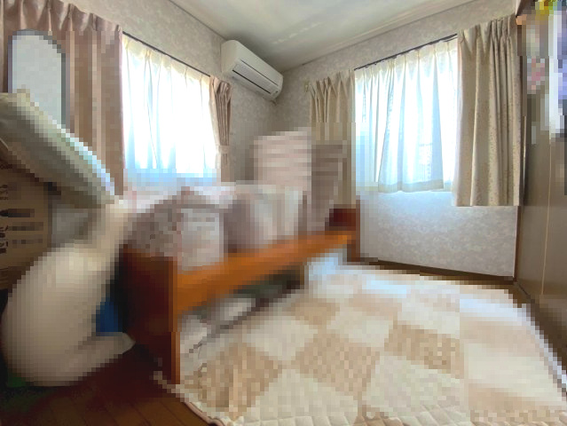 【価格改定】向日市寺戸町山縄手の洋室|3階には、洋室（約4帖）×3室ございます。