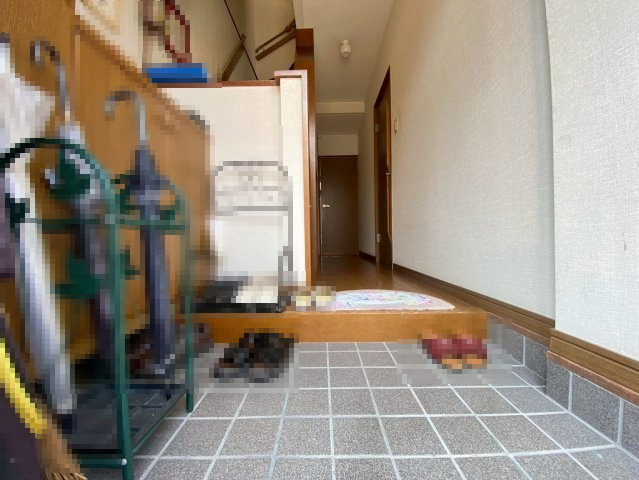 【価格改定】向日市寺戸町山縄手の玄関|玄関には収納スペースがございます。

