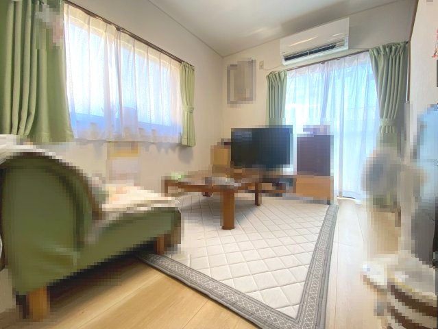 【価格改定】向日市寺戸町山縄手の居間・リビング|ベランダから暖かい光が差し込む、2階リビング！