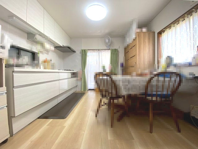 【価格改定】向日市寺戸町山縄手のキッチン|明るく清潔感のあるダイニングキッチン。