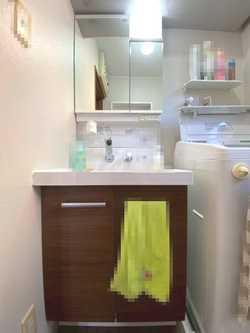 【価格改定】向日市寺戸町山縄手の独立洗面台|身だしなみチェックに便利な三面鏡付き洗面化粧台を採用。