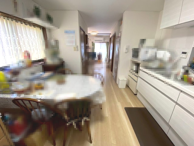 【価格改定】向日市寺戸町山縄手のキッチン|DKとリビングの間に物入が2箇所あり、生活用品の整理に便利です！