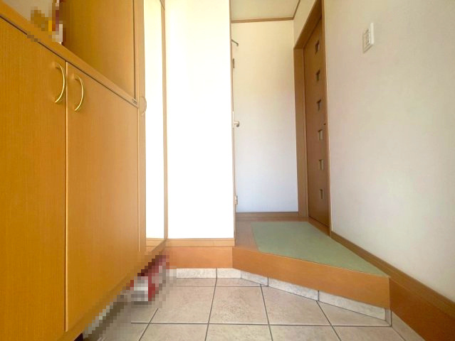 【価格改定】向日市上植野町伴田の玄関|シューズボックス付玄関
インテリアをお楽しみいただける棚もあり、お洒落な空間を演出できます(^^)/