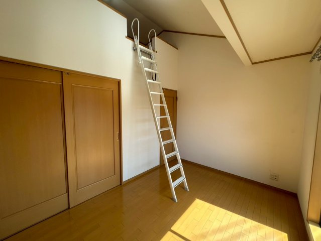 【価格改定】向日市上植野町伴田の洋室|南洋室約6帖
バルコニーへの出入り可能な南向きのお部屋！ロフトへの動線もあり、寝室によいお部屋です！