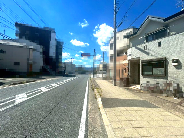 【価格改定】向日市上植野町伴田の前面道路含む現地写真|大通りに面し、歩道部分も広めの前道となっております！