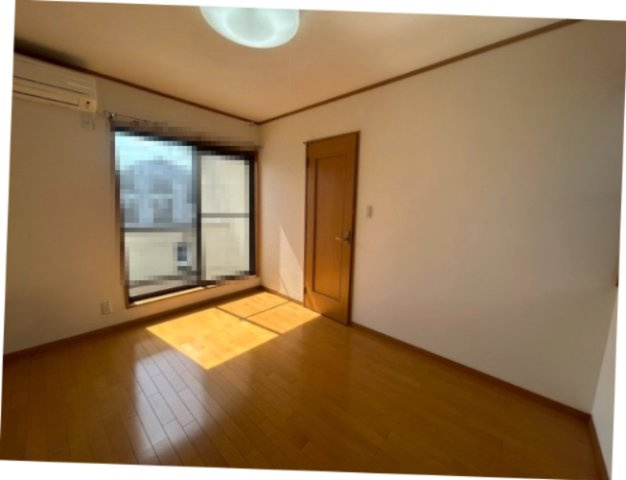 【価格改定】向日市上植野町伴田の洋室|北東洋室約6帖
バルコニーへ動線のある南向きの明るいお部屋です(^^）