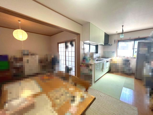 【価格改定】向日市上植野町伴田の居間・リビング|LDK約9帖
床暖房２基搭載！和室との動線もあり、フロア全体を広くお使いいただくことも可能です！