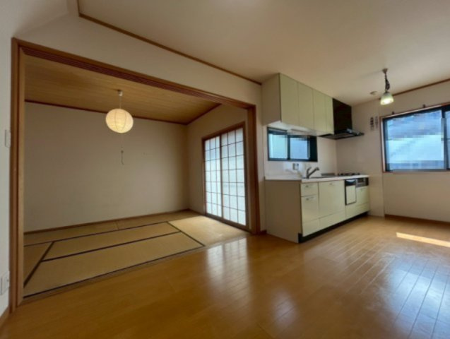 【価格改定】向日市上植野町伴田の居間・リビング|LDK約9帖
床暖房２基搭載！和室との動線もあり、フロア全体を広くお使いいただくことも可能です！