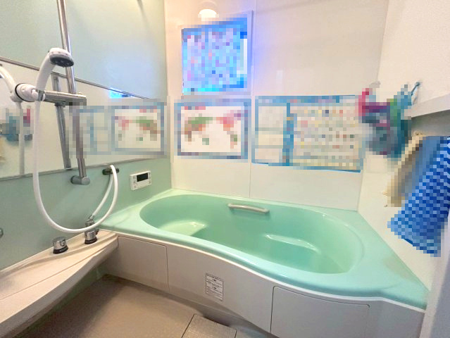 【価格改定】向日市上植野町伴田の浴室|浴槽とアクセントパネルは、さわやかなグリーンで統一されており、明るい浴室空間となっております！
