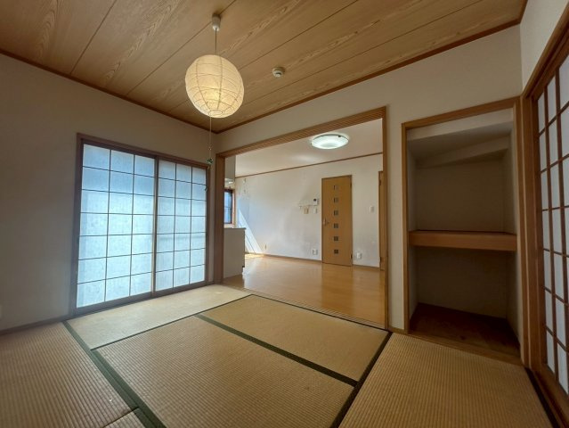 【価格改定】向日市上植野町伴田の和室|LDK横の約6帖和室は、来客用やお子様のお昼寝など多目的に使えます！