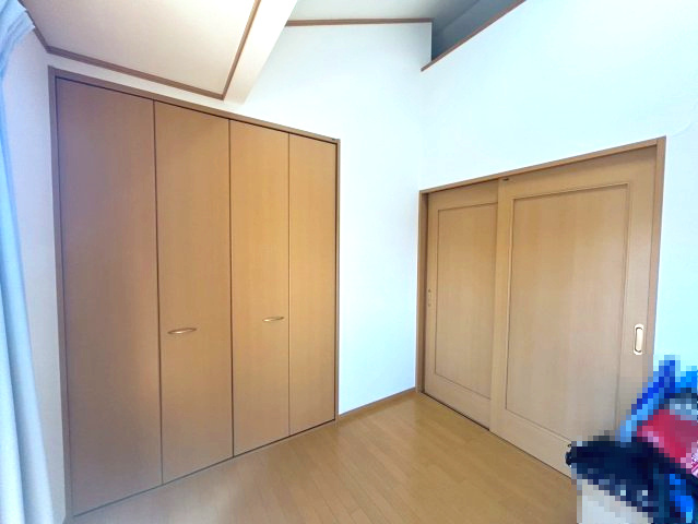 【価格改定】向日市上植野町伴田の洋室|南洋室約6帖
バルコニーへの出入り可能な南向きのお部屋！ロフトへの動線もあり、寝室によいお部屋です！