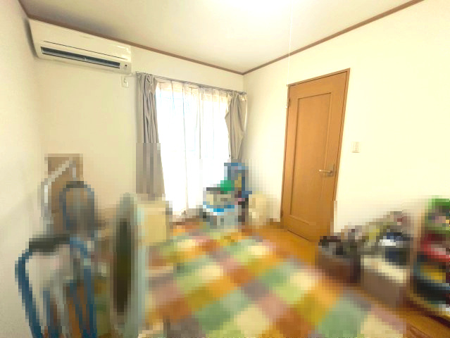 【価格改定】向日市上植野町伴田の洋室|北東洋室約6帖
バルコニーへ動線のある南向きの明るいお部屋です(^^）