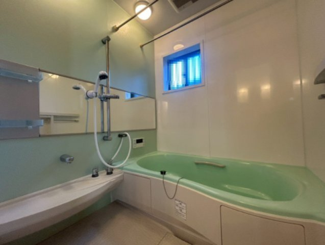 【価格改定】向日市上植野町伴田の浴室|浴槽とアクセントパネルは、さわやかなグリーンで統一されており、明るい浴室空間となっております！