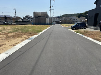 【前面道路含む現地写真】 | 団地内前面道路は幅員6ｍを確保しており、車の運転もストレスなく行えます。