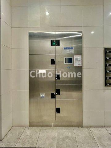 リヴシティ日暮里の設備|【宅配ボックス】在宅時・不在時に関わらず、居住者の代わりに非対面で宅配物を受け取ってくれる便利な設備です。わかりやすくご説明致しますので見学時にはお部屋だけではなく共用部分もぜひチェックしてください。