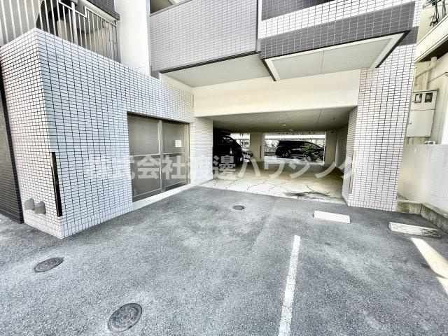 グランシャリオ江坂の駐車場