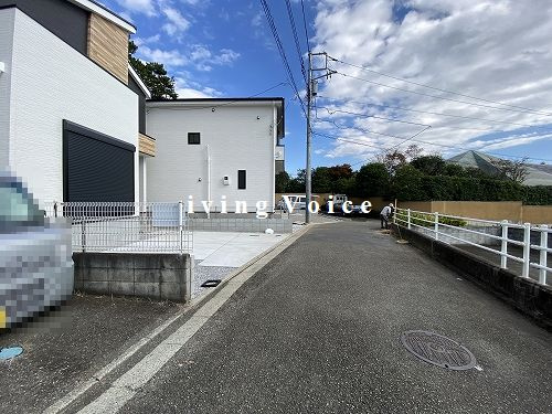 【前面道路含む現地写真】 | 【仲介手数料０円】藤沢市城南1期　新築一戸建て　1号棟　全2棟 | 【仲介手数料０円】藤沢市城南1期　新築一戸建て　全2棟