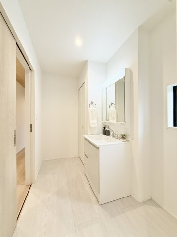 中央区鴨江の脱衣所|洗面室も広々！お子様と一緒に入っても圧迫感を感じません！
