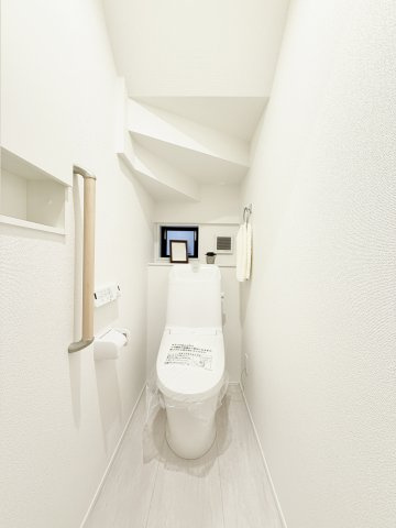 中央区鴨江　1棟　1号棟のトイレ|トイレは各階に設置されており、忙しい朝の時間帯もスムーズに使用可能です。
