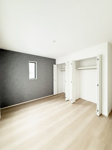 中央区鴨江　1棟　1号棟の洋室|主寝室はグレーのアクセントクロスを採用し、落ち着きと柔らかみのある雰囲気と部屋になっています。
