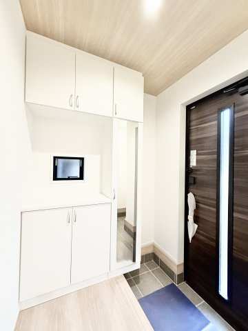 中央区鴨江　1棟　1号棟の玄関|収納も充実のすっきりした玄関！
