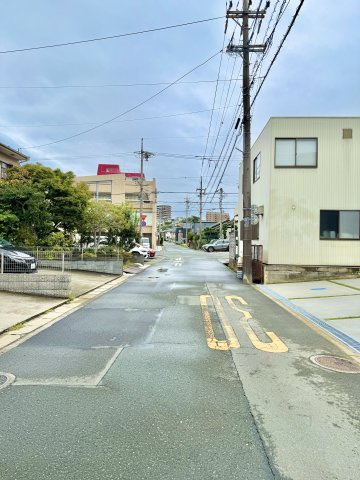 中央区鴨江　1棟　1号棟の前面道路含む現地写真|メインの通りから中に入った場所になるのでほとんど車通りが無く、小さなお子様がいても安心です。
