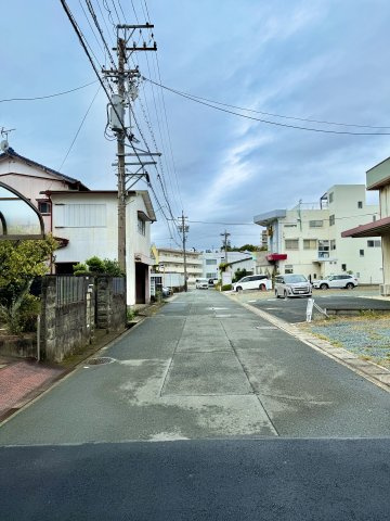 中央区鴨江　1棟　1号棟の前面道路含む現地写真|前面道路は東向きです。車の往来が少ない静かな環境です！
