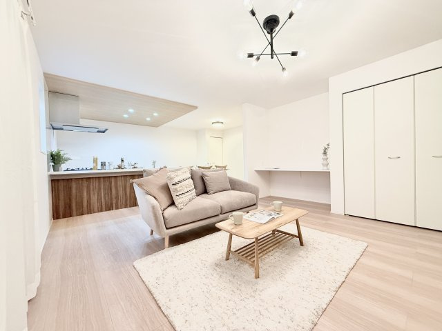 中央区鴨江　1棟　1号棟の居間・リビング|あたたかな印象のリビングはご家族のだんらんのスペース！
