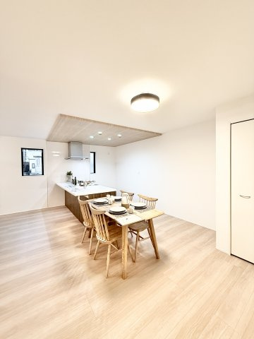 中央区鴨江　1棟　1号棟の居間・リビング|キッチン横にダイニングを配置してみました。