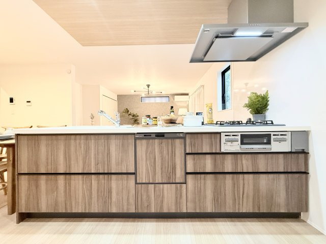 中央区鴨江　1棟　1号棟のキッチン|広々としたキッチンは清潔感のある空間！毎日の食事の支度が楽しくなりそうですね！
