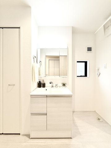 中央区鴨江　1棟　1号棟の独立洗面台|3面鏡の洗面台は、メイク道具等の細々した物もスッキリと収納していただけます。
