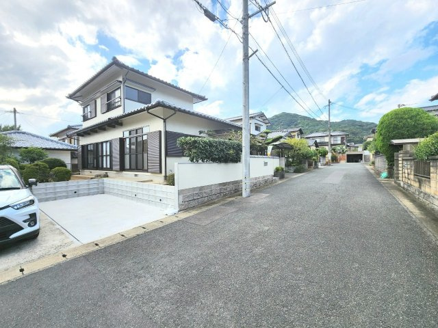 【リフォーム × 中古戸建て】北九州市小倉南区下吉田3丁目の前面道路含む現地写真|道路は広々して駐車しやすい♪