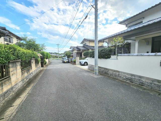 【リフォーム × 中古戸建て】北九州市小倉南区下吉田3丁目の前面道路含む現地写真|道路は広々して駐車しやすい♪