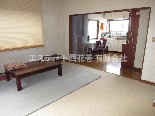 【商談中】花巻市愛宕町　土地建物の居間・リビング